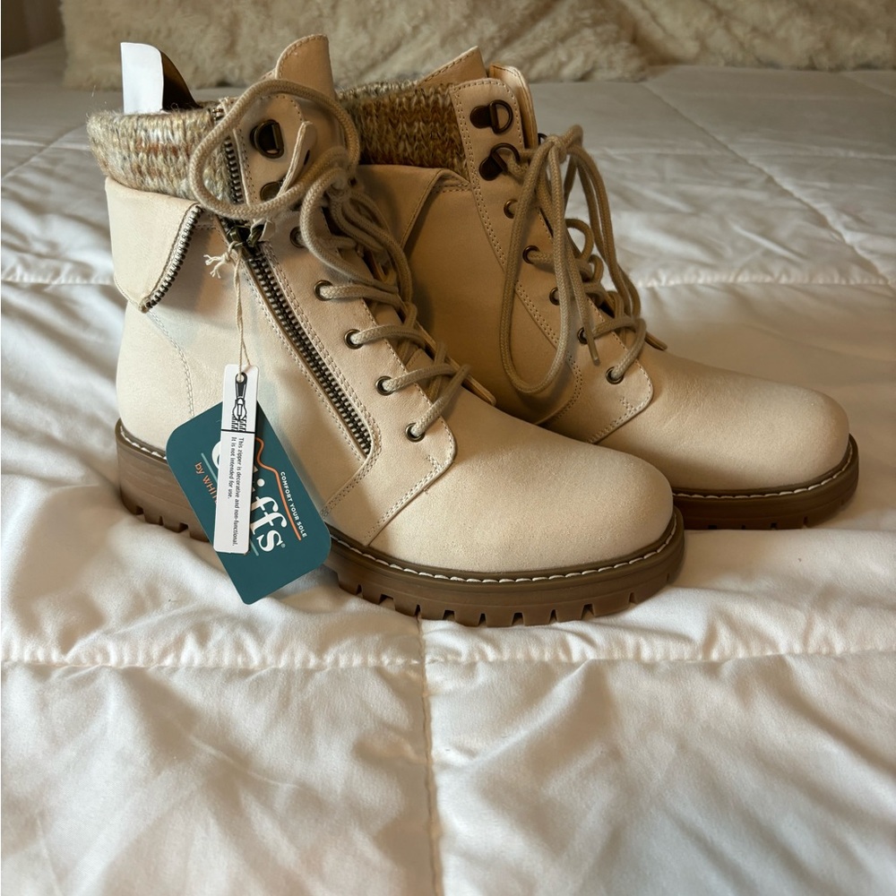 Cliffs by the White Mountain Winter White Boots